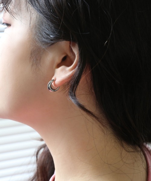colleca la（コレカラ）の「[stainless]ステンレス・クレセントフープピアス〈金属アレルギー対応〉（ピアス（両耳用）・レディース・シルバー/ゴールド・ﾌﾘ-）」の2枚目の写真