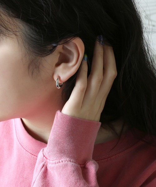 colleca la（コレカラ）の「[stainless]ステンレス・クレセントフープピアス〈金属アレルギー対応〉（ピアス（両耳用）・レディース・シルバー/ゴールド・ﾌﾘ-）」の4枚目の写真