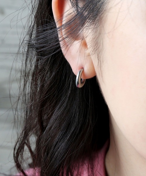 colleca la（コレカラ）の「[stainless]ステンレス・クレセントフープピアス〈金属アレルギー対応〉（ピアス（両耳用）・レディース・シルバー/ゴールド・ﾌﾘ-）」の9枚目の写真