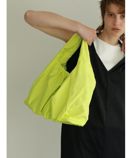 AMAIL(アマイル)の「Wrinkles tote(トートバッグ・レディース・イエロー/アイボリー・FREE)」の11枚目の写真