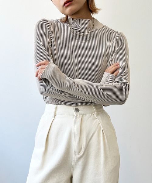 Meli rich(メリーリッチ)の「リップルプリーツハイネック(Tシャツ/カットソー・レディース・ブラック/チャコールグレー/アイボリー/グレイッシュベージュ/ダークグリーン・MEDIUM)」の4枚目の写真