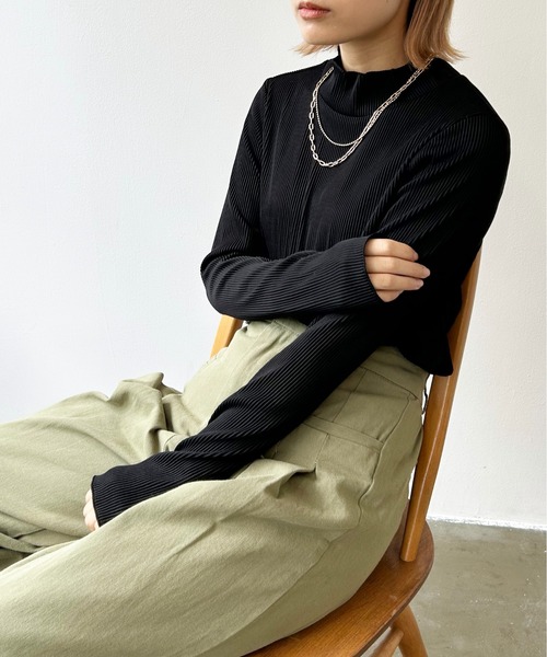 Meli rich(メリーリッチ)の「リップルプリーツハイネック(Tシャツ/カットソー・レディース・ブラック/チャコールグレー/アイボリー/グレイッシュベージュ/ダークグリーン・MEDIUM)」の1枚目の写真