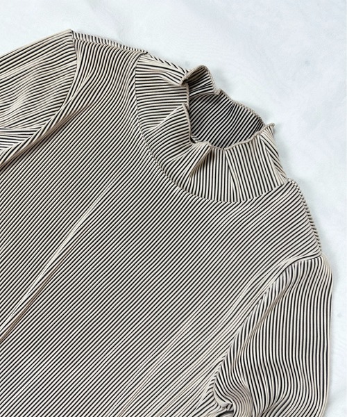 Meli rich(メリーリッチ)の「リップルプリーツハイネック(Tシャツ/カットソー・レディース・ブラック/チャコールグレー/アイボリー/グレイッシュベージュ/ダークグリーン・MEDIUM)」の16枚目の写真