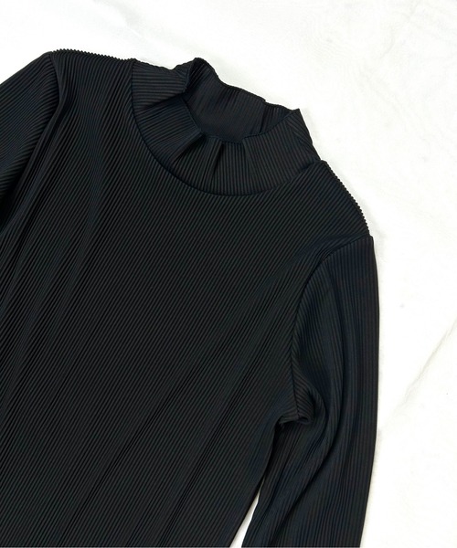 Meli rich(メリーリッチ)の「リップルプリーツハイネック(Tシャツ/カットソー・レディース・ブラック/チャコールグレー/アイボリー/グレイッシュベージュ/ダークグリーン・MEDIUM)」の10枚目の写真