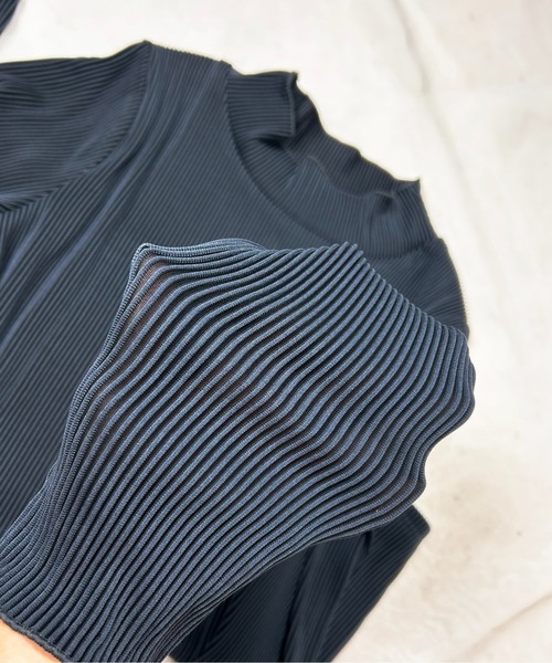 Meli rich(メリーリッチ)の「リップルプリーツハイネック(Tシャツ/カットソー・レディース・ブラック/チャコールグレー/アイボリー/グレイッシュベージュ/ダークグリーン・MEDIUM)」の15枚目の写真