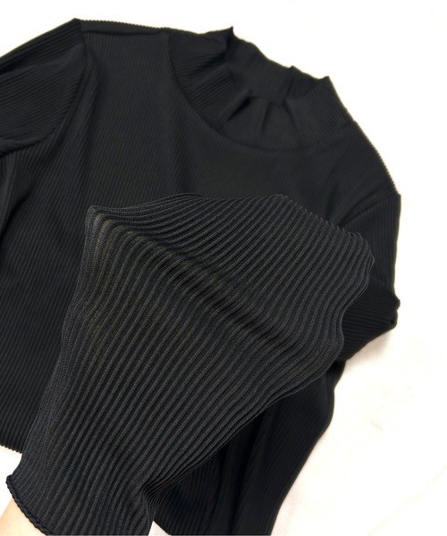 Meli rich(メリーリッチ)の「リップルプリーツハイネック(Tシャツ/カットソー・レディース・ブラック/チャコールグレー/アイボリー/グレイッシュベージュ/ダークグリーン・MEDIUM)」の12枚目の写真