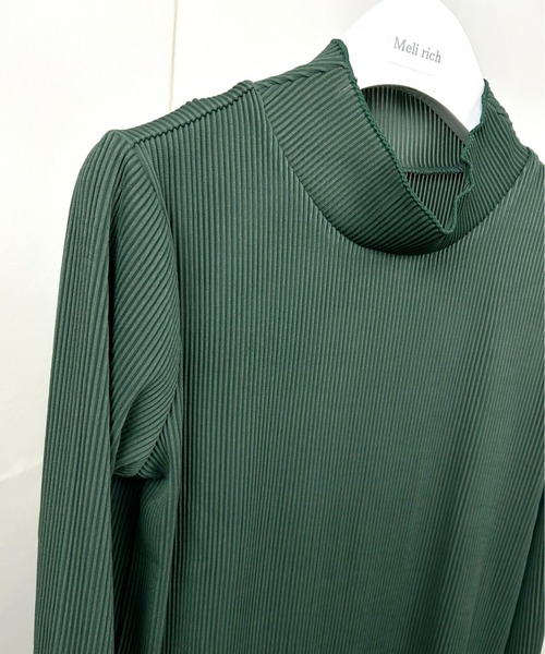 Meli rich(メリーリッチ)の「リップルプリーツハイネック(Tシャツ/カットソー・レディース・ブラック/チャコールグレー/アイボリー/グレイッシュベージュ/ダークグリーン・MEDIUM)」の20枚目の写真