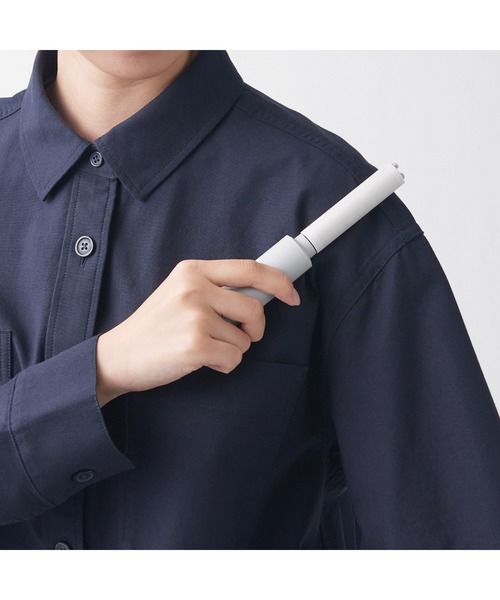 無印良品（ムジルシリョウヒン）の「携帯用衣類クリーナー　約直径２．６×高さ１１．５ｃｍ（掃除グッズ・メンズ・ライトグレー・FREE）」の4枚目の写真