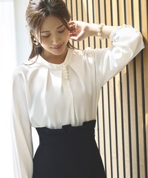 ストレッチ | アシンメトリーパールタックブラウス | 長袖 スタンドカラー トップス 体型カバー オフィスカジュアル 通勤服 華やか パール ボリュームスリーブ ブラウス デザイントップス