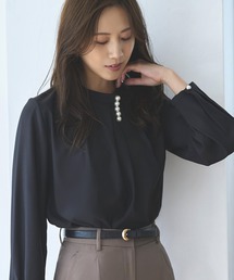 ストレッチ ｜ アシンメトリーパールタックブラウス ｜ 長袖 スタンドカラー トップス 体型カバー  オフィスカジュアル 通勤服 華やか パール ボリュームスリーブ ブラウス デザイントップス