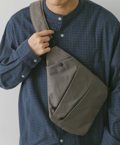 SML（エスエムエル）の「『撥水』『別注』SML×DOORS　ボディバッグ（ショルダーバッグ・メンズ・ブラック/ベージュ系その他/グレー・-）」の3枚目の写真