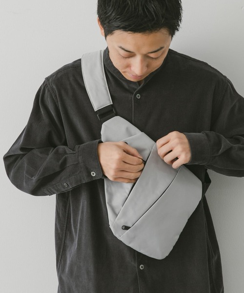 SML（エスエムエル）の「『撥水』『別注』SML×DOORS　ボディバッグ（ショルダーバッグ・メンズ・ブラック/ベージュ系その他/グレー・-）」の5枚目の写真