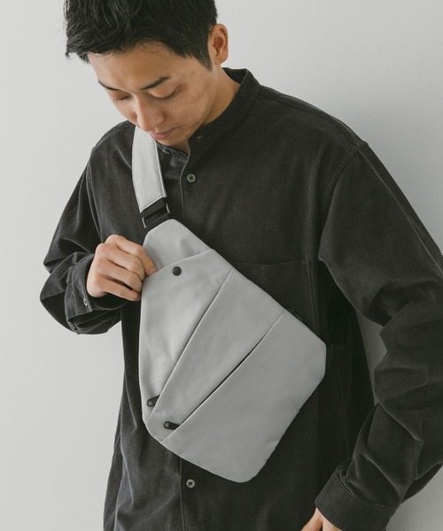 SML（エスエムエル）の「『撥水』『別注』SML×DOORS　ボディバッグ（ショルダーバッグ・メンズ・ブラック/ベージュ系その他/グレー・-）」の6枚目の写真