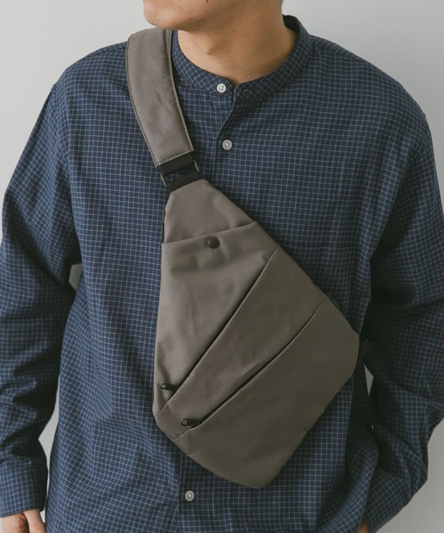 SML（エスエムエル）の「『撥水』『別注』SML×DOORS　ボディバッグ（ショルダーバッグ・メンズ・ブラック/ベージュ系その他/グレー・-）」の7枚目の写真