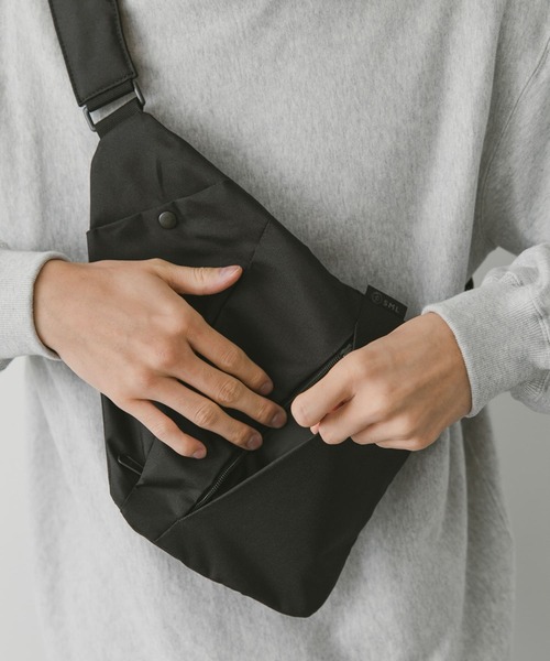 SML（エスエムエル）の「『撥水』『別注』SML×DOORS　ボディバッグ（ショルダーバッグ・メンズ・ブラック/ベージュ系その他/グレー・-）」の10枚目の写真