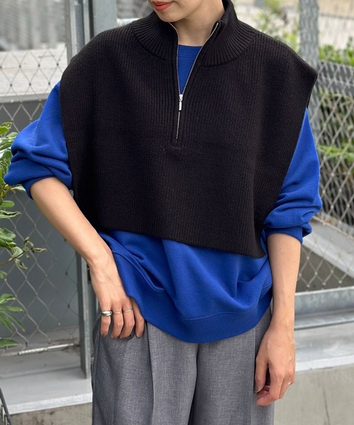 LEPSIM(レプシィム)の「7ゲージハイネックZIPケープ 907024(ニット/セーター・レディース・グレイッシュベージュ/ブラック/ブラウン/チャコールグレー・FREE)」の2枚目の写真