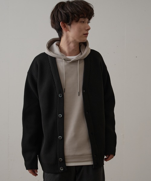 Blue Standard （ブルースタンダード）の「【BLUE STANDARD/ブルースタンダード】軽量 マシンウォッシャブル　 抗ピル 　帯電防止 　7GエアリーVネックボタン　カーディガン　捲縮ニット（カーディガン/ボレロ・メンズ・ブルーグレー/ブラック/チャコールグレー・MEDIUM/X-LARGE/LARGE）」の2枚目の写真