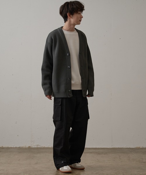 Blue Standard （ブルースタンダード）の「【BLUE STANDARD/ブルースタンダード】軽量 マシンウォッシャブル　 抗ピル 　帯電防止 　7GエアリーVネックボタン　カーディガン　捲縮ニット（カーディガン/ボレロ・メンズ・ブルーグレー/ブラック/チャコールグレー・MEDIUM/X-LARGE/LARGE）」の4枚目の写真