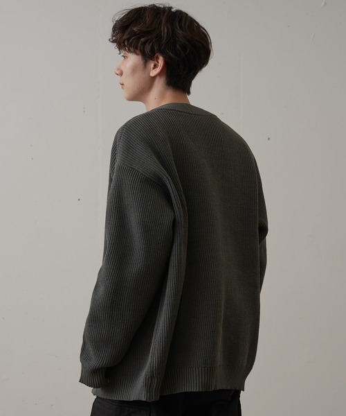 Blue Standard （ブルースタンダード）の「【BLUE STANDARD/ブルースタンダード】軽量 マシンウォッシャブル　 抗ピル 　帯電防止 　7GエアリーVネックボタン　カーディガン　捲縮ニット（カーディガン/ボレロ・メンズ・ブルーグレー/ブラック/チャコールグレー・MEDIUM/X-LARGE/LARGE）」の5枚目の写真