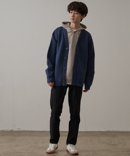 Blue Standard （ブルースタンダード）の「【BLUE STANDARD/ブルースタンダード】軽量 マシンウォッシャブル　 抗ピル 　帯電防止 　7GエアリーVネックボタン　カーディガン　捲縮ニット（カーディガン/ボレロ・メンズ・ブルーグレー/ブラック/チャコールグレー・MEDIUM/X-LARGE/LARGE）」の8枚目の写真