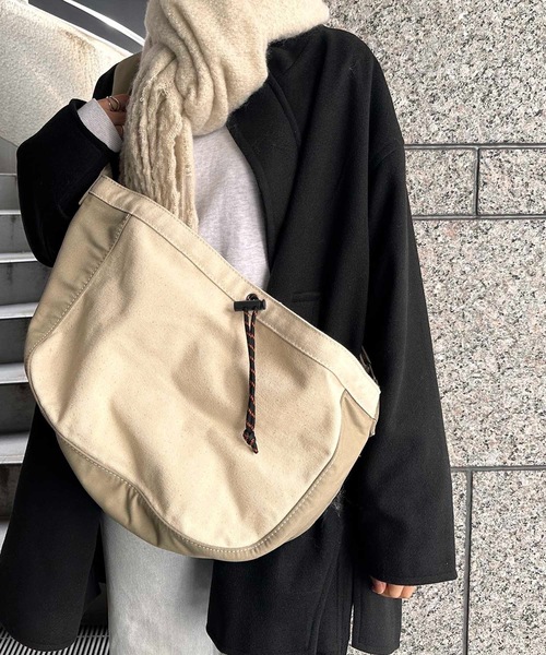 UNIVERSAL OVERALL(ユニバーサルオーバーオール)の「UNIVERSAL OVERALL / NEWS PAPER BAG / UVO-151(ショルダーバッグ・レディース・ネイビー/パープル/ベージュ/ブラウン/グレー/ブラック・ONESIZE)」の4枚目の写真