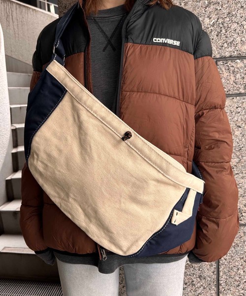 UNIVERSAL OVERALL(ユニバーサルオーバーオール)の「UNIVERSAL OVERALL / NEWS PAPER BAG / UVO-151(ショルダーバッグ・レディース・ネイビー/パープル/ベージュ/ブラウン/グレー/ブラック・ONESIZE)」の5枚目の写真
