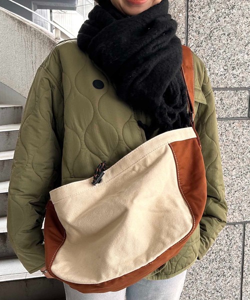 UNIVERSAL OVERALL(ユニバーサルオーバーオール)の「UNIVERSAL OVERALL / NEWS PAPER BAG / UVO-151(ショルダーバッグ・レディース・ネイビー/パープル/ベージュ/ブラウン/グレー/ブラック・ONESIZE)」の3枚目の写真