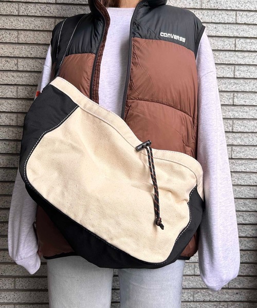 UNIVERSAL OVERALL(ユニバーサルオーバーオール)の「UNIVERSAL OVERALL / NEWS PAPER BAG / UVO-151(ショルダーバッグ・レディース・ネイビー/パープル/ベージュ/ブラウン/グレー/ブラック・ONESIZE)」の2枚目の写真