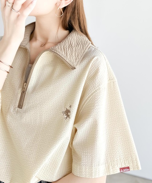 Java(ジャバ)の「《Javaジャバコラボ》一点投入で好印象コーデ。ワンポイント刺繍サッカー素材ハーフジッププルオーバー(Tシャツ/カットソー・レディース・モカ/アイボリー/ブルー/ネイビー系/オフホワイト・LARGE/MEDIUM/SMALL/X-LARGE)」の3枚目の写真