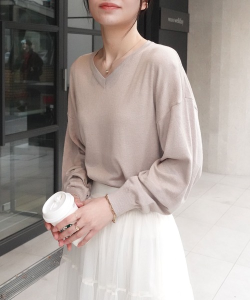 CORNERS（コーナーズ）の「Vネックニットプルオーバー（ニット/セーター・レディース・ブラック/グレイッシュベージュ/ホワイト/グレー・M）」の4枚目の写真