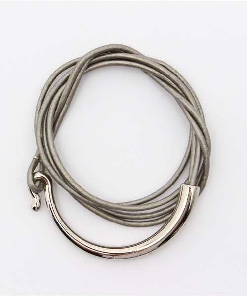 ear PAPILLONNER（イアパピヨネ）の「レザーフックブレスレット（ブレスレット・レディース・ゴールド/アイボリー/シルバー・FREE）」の2枚目の写真