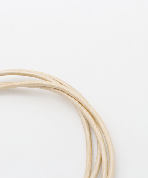 ear PAPILLONNER（イアパピヨネ）の「レザーフックブレスレット（ブレスレット・レディース・ゴールド/アイボリー/シルバー・FREE）」の6枚目の写真