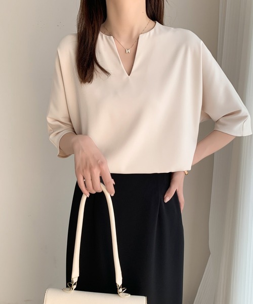 ECLIN(エクラン)の「キーネック半袖ブラウス(シャツ/ブラウス・レディース・チャコールグレー/ブラック/ベージュ/アイボリー・M/L)」の2枚目の写真
