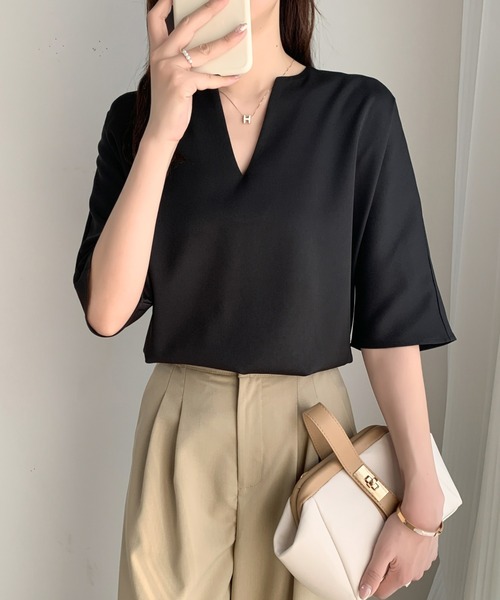 ECLIN(エクラン)の「キーネック半袖ブラウス(シャツ/ブラウス・レディース・チャコールグレー/ブラック/ベージュ/アイボリー・M/L)」の1枚目の写真