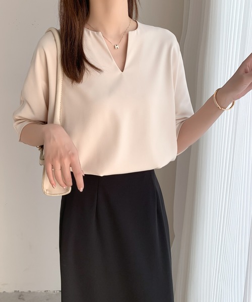 ECLIN(エクラン)の「キーネック半袖ブラウス(シャツ/ブラウス・レディース・チャコールグレー/ブラック/ベージュ/アイボリー・M/L)」の6枚目の写真