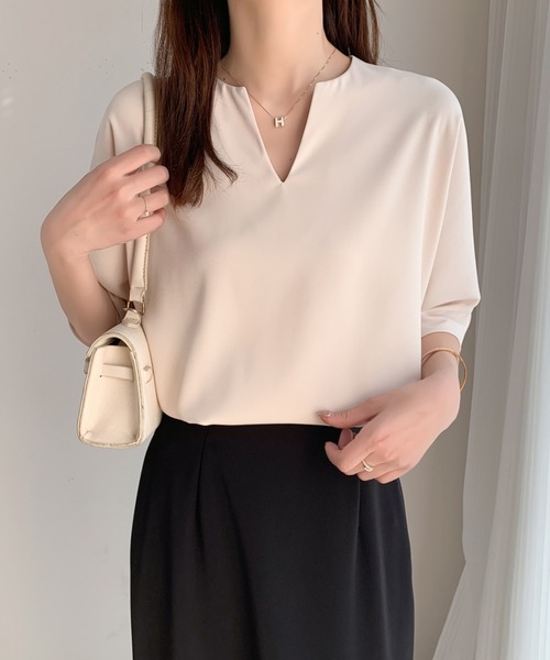 ECLIN(エクラン)の「キーネック半袖ブラウス(シャツ/ブラウス・レディース・チャコールグレー/ブラック/ベージュ/アイボリー・M/L)」の9枚目の写真