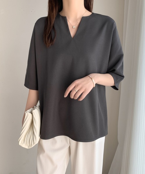 ECLIN(エクラン)の「キーネック半袖ブラウス(シャツ/ブラウス・レディース・チャコールグレー/ブラック/ベージュ/アイボリー・M/L)」の11枚目の写真
