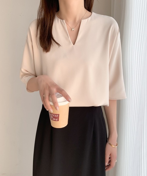 ECLIN(エクラン)の「キーネック半袖ブラウス(シャツ/ブラウス・レディース・チャコールグレー/ブラック/ベージュ/アイボリー・M/L)」の7枚目の写真