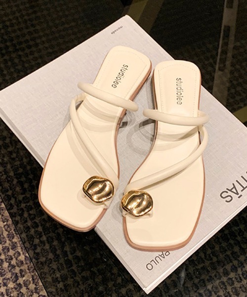 Futier land（フューティアランド）の「メタルモチーフフラットサンダル（サンダル・レディース・ブラック/アイボリー/ブラウン・38/39/36/37）」の2枚目の写真