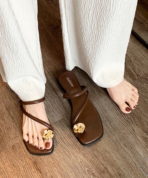 Futier land（フューティアランド）の「メタルモチーフフラットサンダル（サンダル・レディース・ブラック/アイボリー/ブラウン・38/39/36/37）」の5枚目の写真