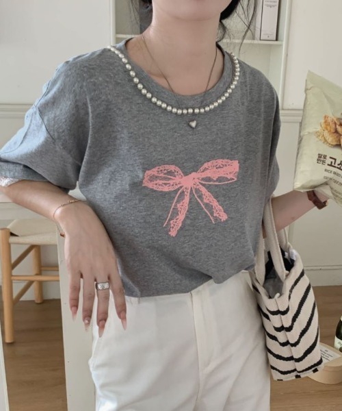 Diosfront(ディオスフロント)の「カラーリボンプリント襟パール付きオーバーTee(Tシャツ/カットソー・レディース・ホワイト/ブラック/グレー・FREE)」の3枚目の写真