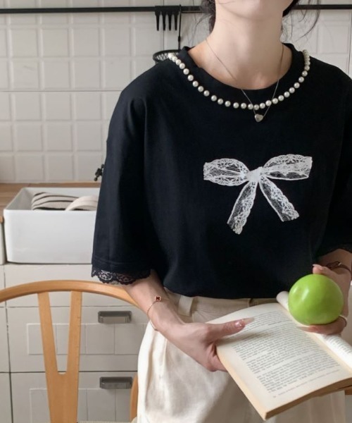 Diosfront(ディオスフロント)の「カラーリボンプリント襟パール付きオーバーTee(Tシャツ/カットソー・レディース・ホワイト/ブラック/グレー・FREE)」の1枚目の写真