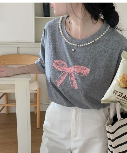 Diosfront(ディオスフロント)の「カラーリボンプリント襟パール付きオーバーTee(Tシャツ/カットソー・レディース・ホワイト/ブラック/グレー・FREE)」の12枚目の写真