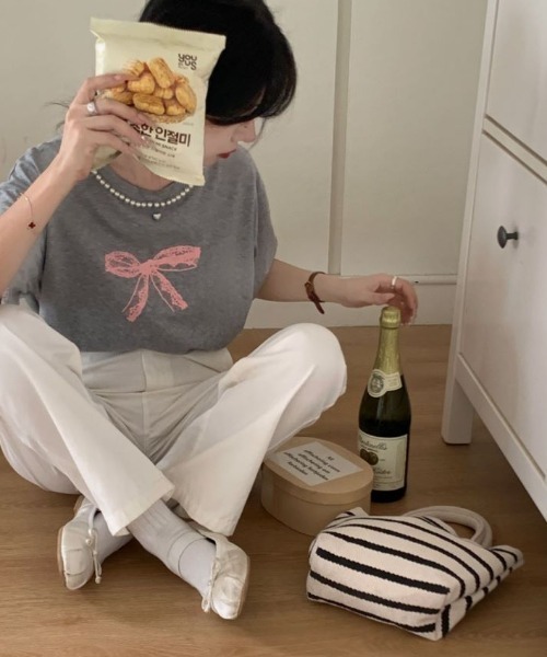 Diosfront(ディオスフロント)の「カラーリボンプリント襟パール付きオーバーTee(Tシャツ/カットソー・レディース・ホワイト/ブラック/グレー・FREE)」の15枚目の写真