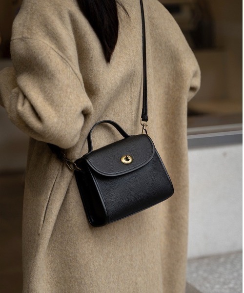 sakishimatokyo（サキシマトーキョー）の「【2WAY】フロント金具付きハンドバッグ/シーズンレス/合皮（ハンドバッグ・レディース・ベージュ/ブラック/オフホワイト/ピンク・FREE）」の8枚目の写真