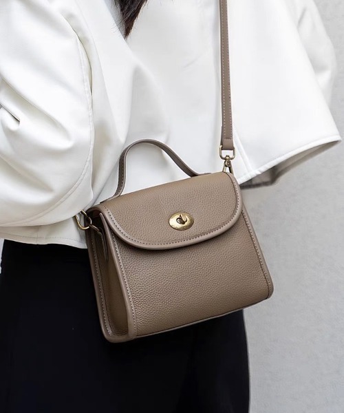 sakishimatokyo（サキシマトーキョー）の「【2WAY】フロント金具付きハンドバッグ/シーズンレス/合皮（ハンドバッグ・レディース・ベージュ/ブラック/オフホワイト/ピンク・FREE）」の6枚目の写真