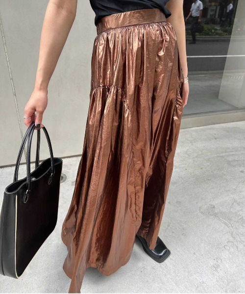 Ameri(アメリ)の「METALLIC VOLUME FLARE SKIRT(スカート・レディース・ブルー/シルバー/ブロンズ・MEDIUM/SMALL)」の3枚目の写真