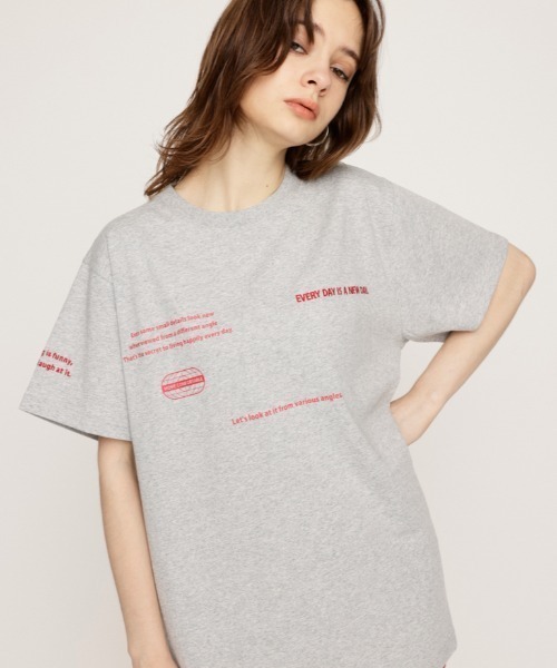 SLY（スライ）の「RANDOM LOGO PRINT T/SH ランダム ロゴ プリント Tシャツ（Tシャツ/カットソー・レディース・レッド/ホワイト/杢グレー/ブラック・FREE）」の4枚目の写真