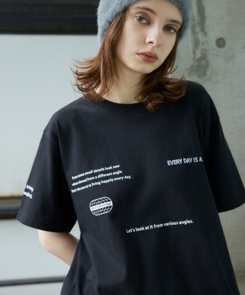 ショルダーフリルランダムロゴTシャツ | SLOVNENYA スロヴネンヤ