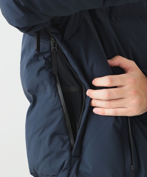 B:MING by BEAMS(ビーミングバイビームス)の「ISAORA / VOYAGER フーデッド ダウンジャケット(ダウンジャケット/コート・メンズ・ブラック/ネイビー・SMALL/MEDIUM)」の8枚目の写真
